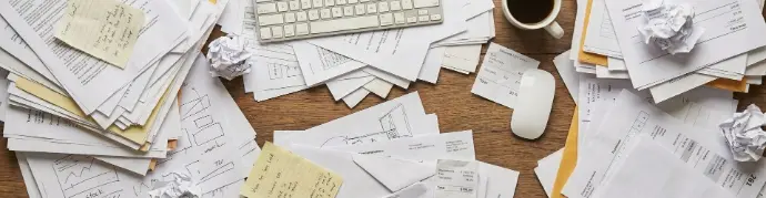 ein haufen Papier auf dem Schreibtisch